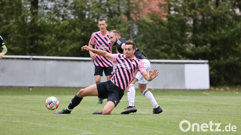 Manuel Funk (schwarzes Trikot) wird im Sommer neuer Trainer beim VfB Rothenstadt. Archivbild: Dieter Jäschke