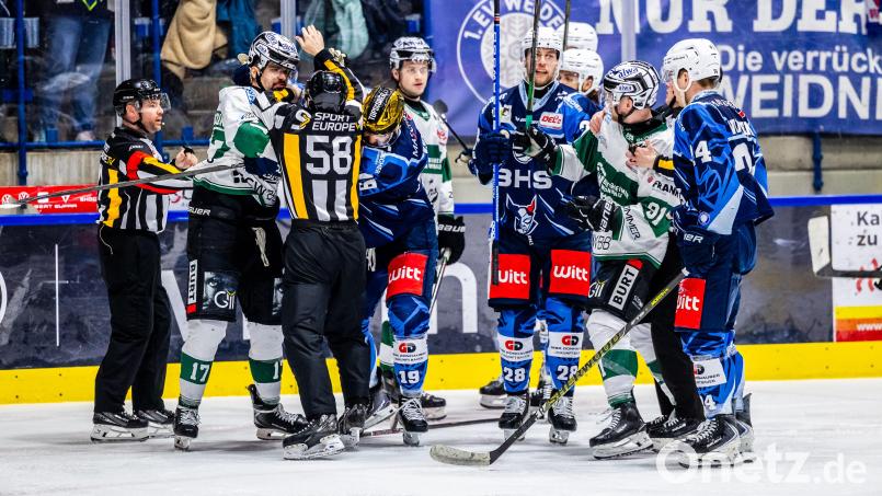 Zwischen dem Weidener Alex-Olivier Voyer (Vierter von links) und Bietigheims Marek Racuk (Zweiter von links) gab es immer wieder Diskussionsbedarf. Bild: Tobias Neubert