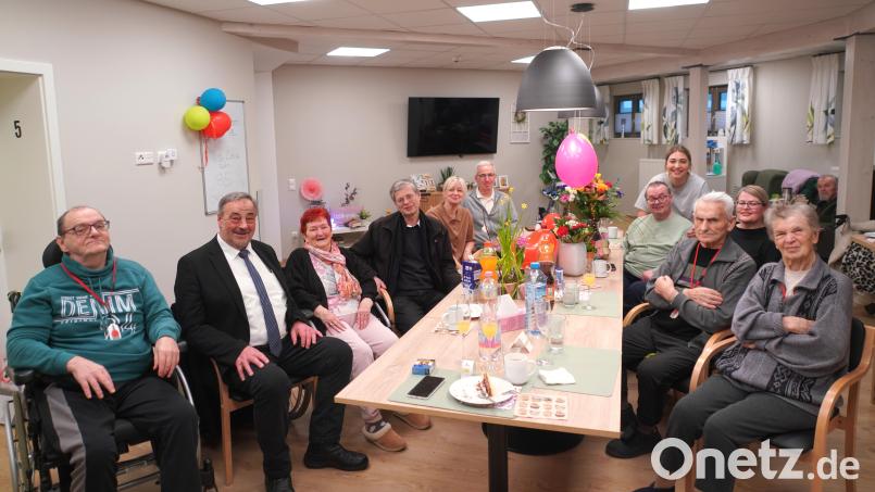 „Hilde“ Weingartner (Dritte von links) feiert in lustiger Runde ihren 85. Geburtstag. Bild: fvo