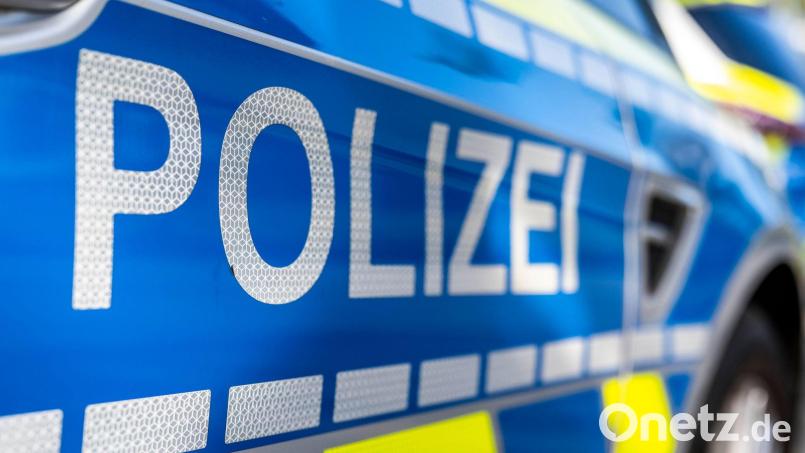 In Burglengenfeld bedroht eine Frau einen 75-Jährigen mit einem Messer. Die Polizei greift ein. Symbolbild: David Inderlied/dpa
