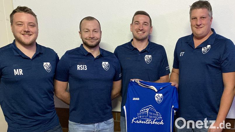 Sebastian Ring(Zweiter von links) bleibt zusammen mit Bernd Zimmermann (Dritter von links) Spielertrainer beim SV Diendorf. Archivbild: sbö