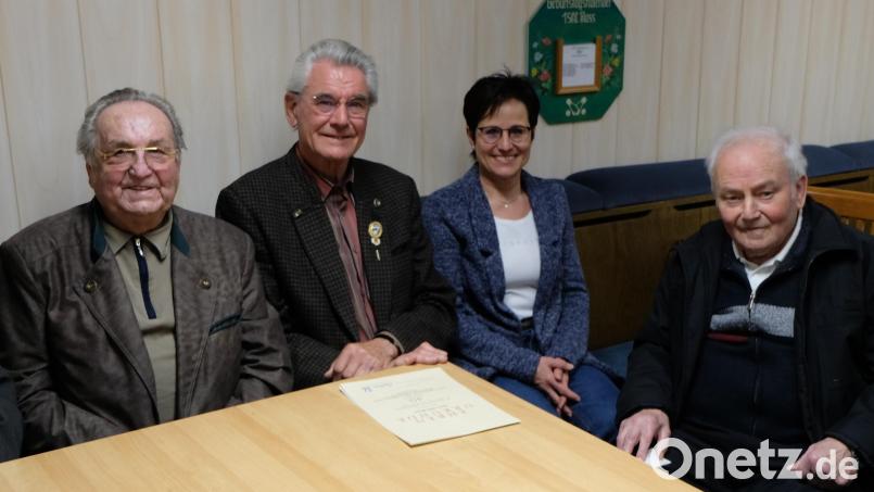 Bei den Sportschützen fühlte er sich Buwer Witzl (rechts) wie zu Hause. Links neben ihm: seine Tochter Petra. Archivbild: Fred Lehner