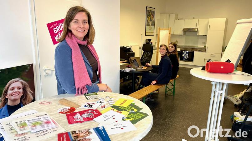 Das ehemalige Elektrofachgeschäft von Manfred Schiller (AfD) in der Dr.-Pfleger-Straße ist seit Kurzem das neue Büro des Grünen-Kreisverbands Weiden. Der Umzug sei dringend nötig gewesen, sagt Oberbürgermeisterkandidatin Laura Weber. Bild: Gabi Schönberger