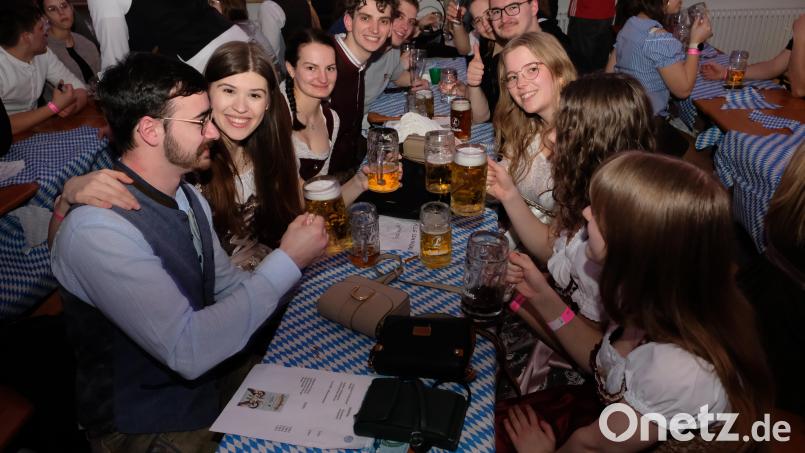 Der Genuss von "flüssiger Lebensfreude", garniert mit der donnernden Musikpower des Horrido-Express, sorgte beim Starkbierfest des FC Tremmersdorf/Speinshart im Speinsharter Gemeindezentrum für viele Glücksmomente. Bild: Robert Dotzauer