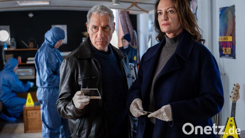 In ihrem neuen Fall verschlägt es Matthias Hamm (Ralph Herforth) und Jana Winter (Natalia Wörner) unter anderem auf ein Hausboot. Bild: Manju Sawhney/ZDF/dpa