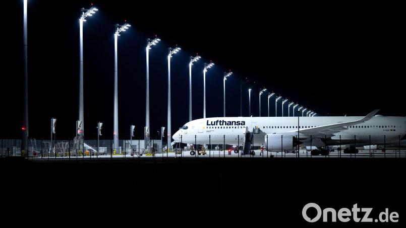 Am Münchner Flughafen mussten Passagiere über Nacht in mehreren Lufthansa-Maschinen ausharren. (Symbolbild) Bild: Sven Hoppe/dpa