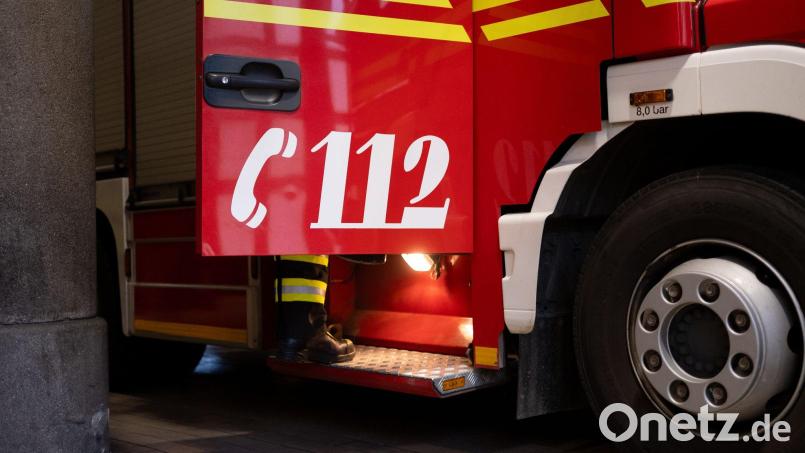 Feuerwehrleute löschen den Brand. (Symbolbild) Bild: Niklas Treppner/dpa