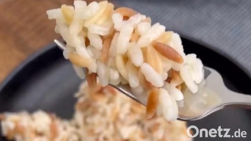 In der türkischen Küche mischt man gerne trocken gebratene Nudeln unter den Pilav genannten Reis. Das sieht nicht nur gut aus, sondern gibt der beliebten Beilage auch einen kräftigeren Geschmack als reiner Reis. Bild: Aysel Özdemir, exb