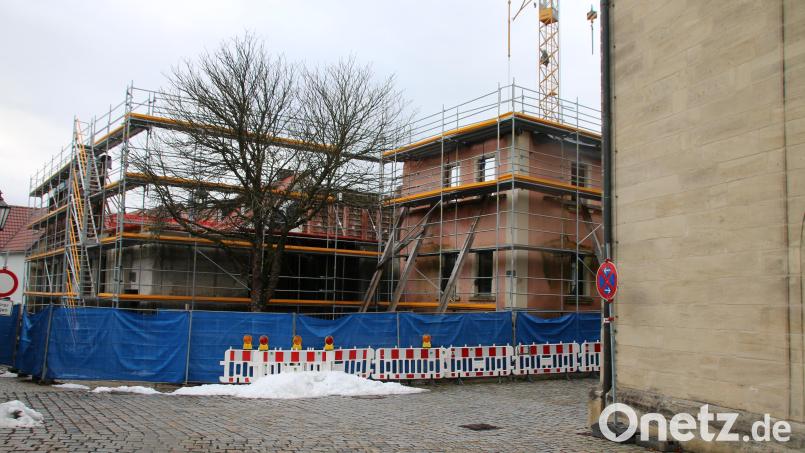Durch das neue Trauungszimmer und eine dazugehörige Treppe wird der Platz zur Kirche deutlich schmäler. Bild: sne