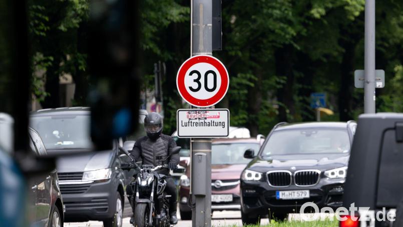 Zwischenzeitlich waren die Tempo-30-Schilder am Mittleren Ring verschwunden, nun müssen sie zurückkehren. (Archivbild) Bild: Sven Hoppe/dpa