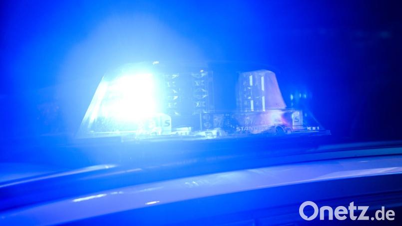 Der Frau gelang es, einen Autofahrer anzuhalten, der sofort die Polizei verständigte. (Symbolbild) Bild: Julian Stratenschulte/dpa