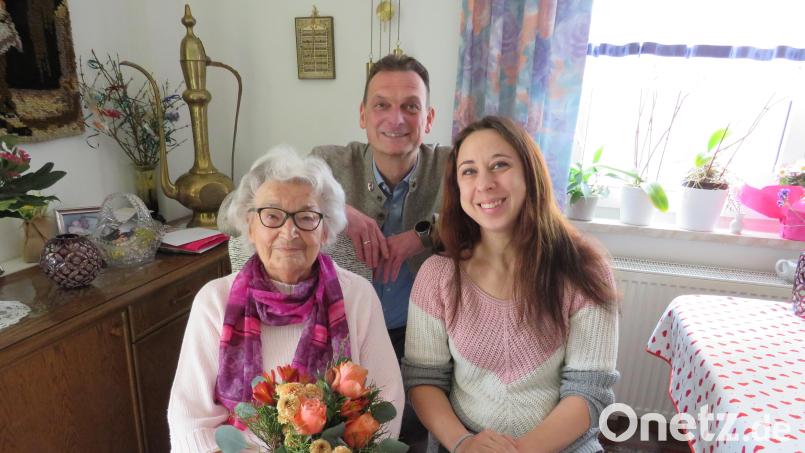 Im Beisein ihrer Enkelin Sarah nahm Waltraud Merwald die Glückwünsche zum 90. Geburtags von Bürgermeister Ernst Schicketanz entgegen. Bild: adj