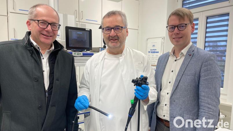 Der Vorsitzende des Stiftungskuratoriums Krankenhaus Kemnath, Bürgermeister Roman Schäffler, übergab an Chefarzt Dr. Gerhard Jilge und Klinikdirektor Stephan Schumacher (von links) ein hochwertiges Koloskop im Wert von rund 45.000 Euro. Bild: Friedrich Peterhans/KNO
