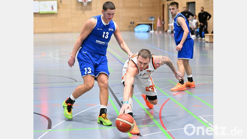 Lukas Pryszcz kämpft (hier gegen Gotha) um jeden Ball. In Würzburg stand der Topscorer der DJK Neustadt sämtliche 40 Minuten auf dem Court. Bild: Tobias Schwarzmeier