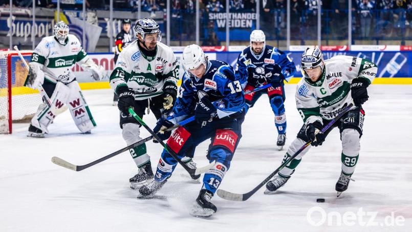 Constantin Vogt (Mitte) und den Blue Devils Weiden steht wohl der nervenaufreibende Umweg über die Play-downs bevor. Bild: Tobias Neubert