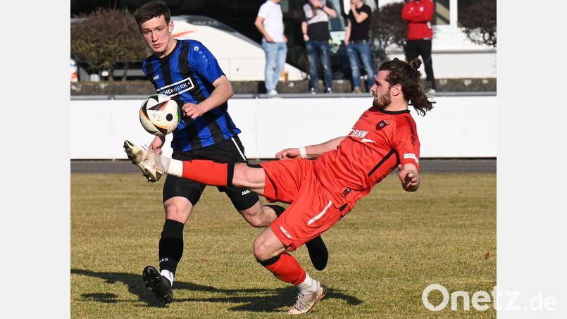 Stefan Pühler (links) meldete sich am Montagabend mit einem Treffer bei der SpVgg SV Weiden zurück. Archivbild: A. Schwarzmeier