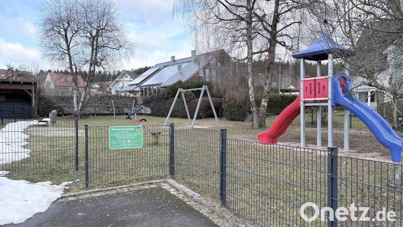 Auf dem Bild sieht man den Spielplatz „An der Waldwiese“, den die Gemeinde Neusorg mit Hilfe der Förderung durch die Steinwald-Allianz aufwerten möchte Bild: exa