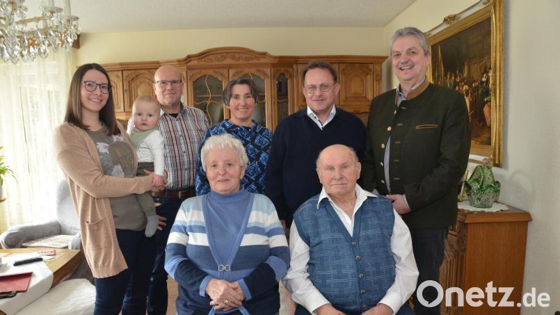 Kaum zu glauben, dass Johann Führnrohr (sitzend, rechts) bereits seinen 90. Geburtstag feierte. Ehefrau Ingrid, Tochter Bettina mit Ehemann und Enkel sowie Urenkel freuen sich über die außergewöhnliche Vitalität des Jubilars. Zusammen mit seinen Gästen stieß er auf weitere Lebensjahre an. Bild: dob