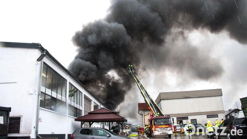 Die Feuerwehr brachte den Brand unter Kontrolle. Bild: Josef Reisner/dpa