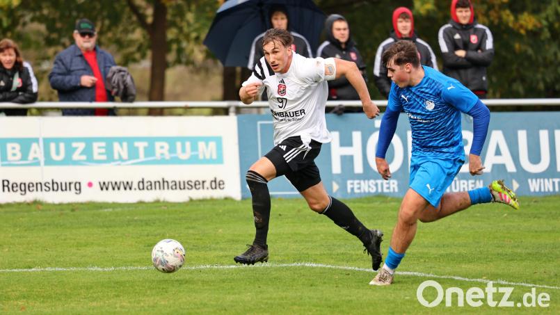 Nico Argauer (links) und der SC Luhe-Wildenau liegen zum Wiederbeginn in der Landesliga Mitte in Lauerstellung. Dagegen dürfen Lukas Dirnberger und der SV Schwandorf-Ettmannsdorf vom Aufstieg in die Bayernliga träumen. Archivbild: Dieter Jäschke