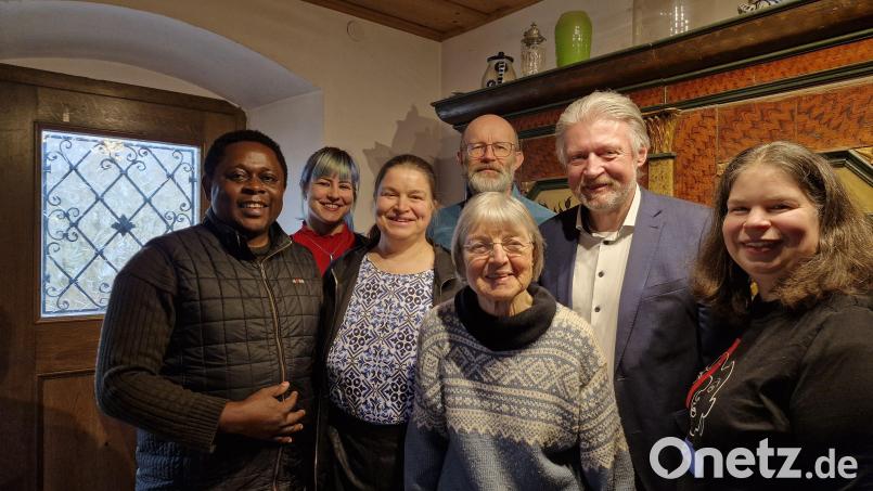 Irmgard Klupp feiert ihren 85. Geburtstag in Beidl. Im Bild von links: Pfarrvikar Edmund Onah, Elisabeth Dandl (Enkelin), Barbara Klupp-Dandl (Tochter), Helmut Dandl (Schwiegersohn), vorne die Jubilarin, Bürgermeister Lothar Müller, Ursula Klupp (Tochter). Bild: Lothar Müller