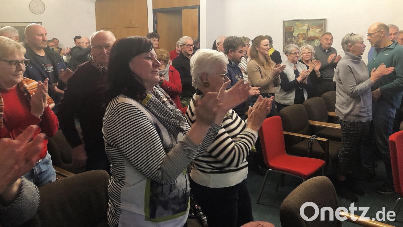 Die Zuhörer der Bürgerversammlung bedankten sich bei Bürgermeister Toni Dutz für dessen langjähriges Wirken in der Marktgemeinde Wiesau. Bild: wro