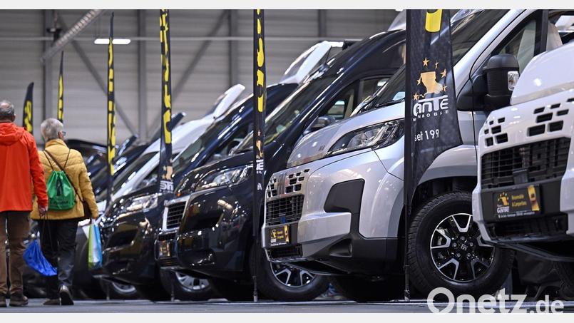 Wohnmobile können höhere sechsstellige Summen kosten und sind nicht für jedermann erschwinglich. (Symbolbild) Bild: Martin Schutt/dpa