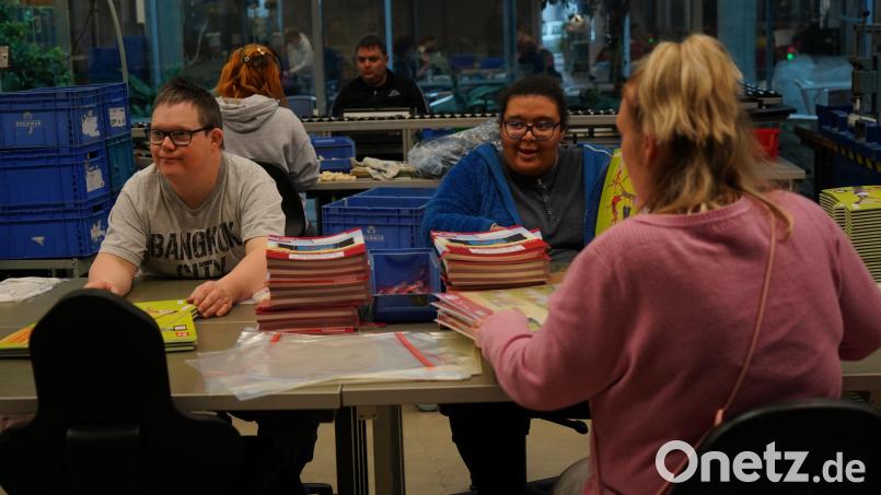 Michael Fruntke und Samantha Bock verpacken Bildergeschichten. Bild: Marina Gube