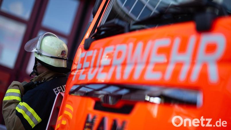 Als die Feuerwehr eintraf, befand sich die Seniorin noch in ihrer brennenden Wohnung. (Symbolbild) Bild: Marijan Murat/dpa