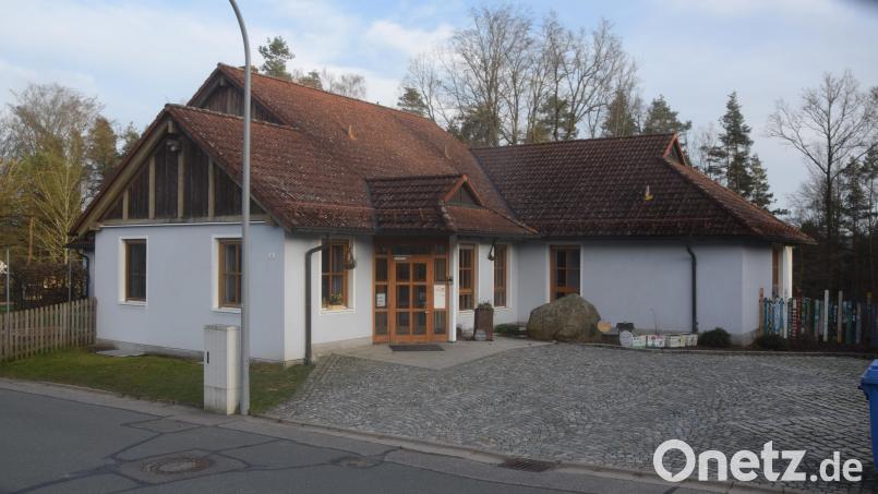 Von vorne, der Straßenseite aus gesehen, wird links und rechts an den bestehenden Kindergarten angebaut. Bild: fz
