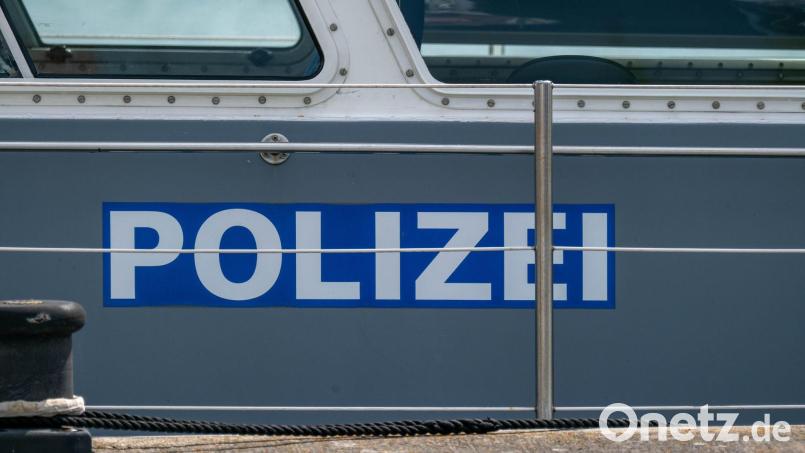 Die Wasserschutzpolizei untersagte dem Schiffsführer zunächst die Weiterfahrt. (Symbolbild) Bild: Stefan Sauer/dpa