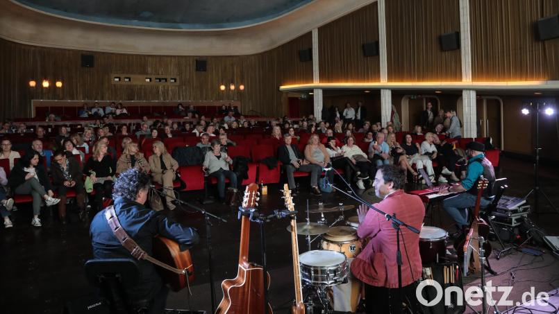 Wie schon 2025 tritt "I Cantautori". beim italienischen Abend im Ring-Theater auf. Nach Kinofilm und kulinarischer Pause sind die Musiker um den gebürtigen Amberger Richie Necker am Zug. Archivbild: Wolfgang Steinbacher