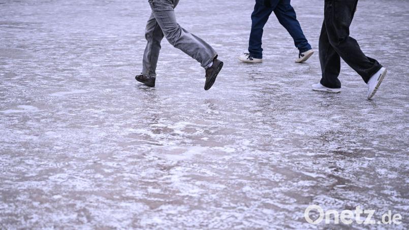 Unsichere Schritte, auch in Richtung Zukunft: Viele Jugendliche blicken pessimistisch in die Welt. (Symbolbild) Bild: Britta Pedersen/dpa