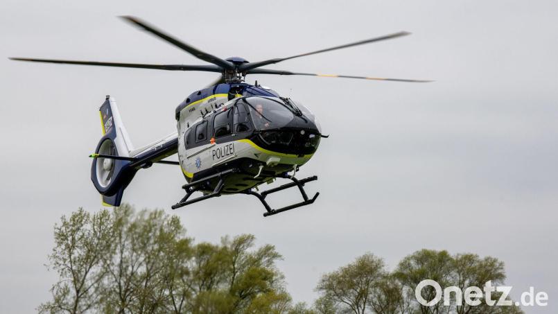 Bei der Fahndung der Polizei kam auch ein Hubschrauber zum Einsatz. Symbolbild: Stefan Puchner/dpa