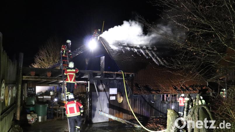 Eine Garage samt Holzschuppen wurde am Montagabend in Seidlersreuth ein Raub der Flammen. Glücklicherweise gab es keine Verletzten. Bild: Florian Trißl
