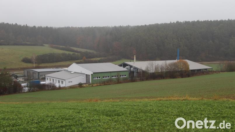 Die Firma Carbon Cycle aus Vilshofen produziert bei der Herstellung von Pflanzenkohle aus Biomasse viel Abwärme. Diese könnten Vilshofener Haushalte als Teilnehmer eines Nahwärmenetzes beziehen und so ihre Gebäude heizen und Warmwasser verbrauchen. Bild: mrr