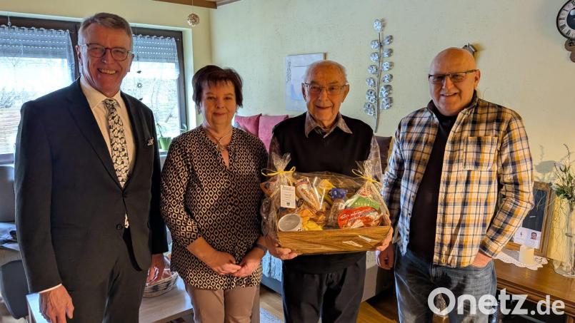 Bürgermeister Franz Stahl, Tochter Andrea Müller und Schwiegersohn Harald Müller (von links) gratulierten dem Jubilar Konrad Haberkorn (Zweiter von rechts) herzlich zu seinem runden Geburtstag. Bild: Stadt Tirschenreuth