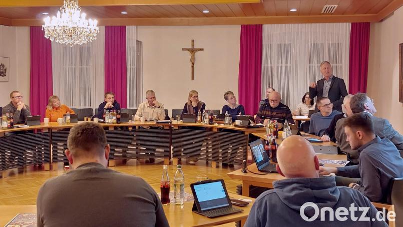 Über die Aufwertung des Postbergs in Schlicht waren sich die Stadträte einig und befürworteten einstimmig das Projekt, das nach Aussagen von Planer Christian Faderl noch dieses Jahr begonnen werden könnte. Bild: mfh