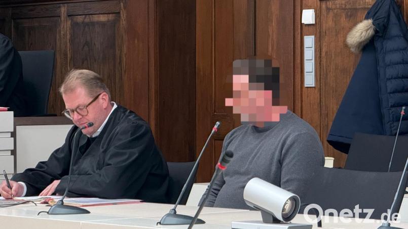 Nach einem Urteil wegen Kindesmissbrauchs würde der Angeklagte (rechts) aus dem Kreis Schwandorf seinen Job als Polizist verlieren. Nun legt sein Anwalt Dr. Jan Bockemühl (links) Revision gegen das Urteil ein. Bild: Hohlheimer