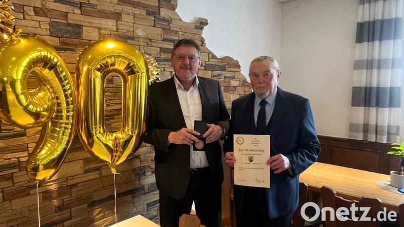 Auch Vilsecks Bürgermeister Hans-Martin Schertl gratuliert Ewald Piehl zum 90. Geburtstag. Bild: Stefanie Gradl