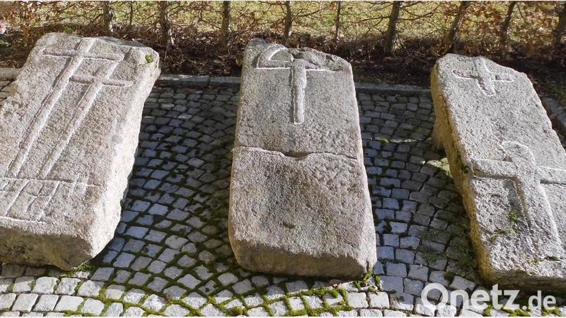 Drei Grabplatten, die in Waldkirch gefunden wurden. Bild: Rupert Herrmann