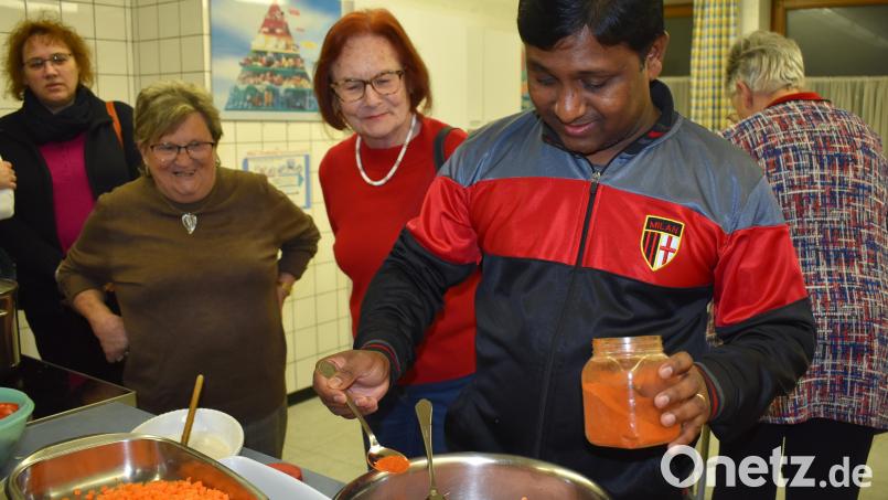 Kaplan Naresh Manda hat für den Grafenwöhrer Frauenbund einen Kochabend mit indischem Essen veranstaltet – das kam sehr gut an. Bild: rgr