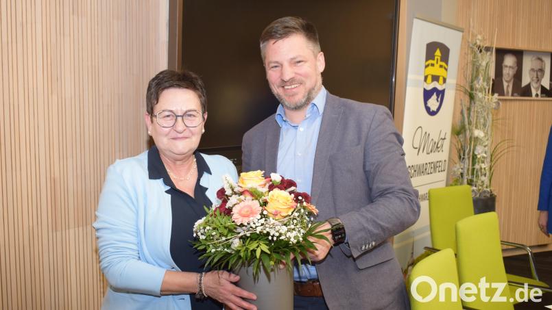 Birgitt Hasenkopf zieht als Nachrückerin in den Schwarzenfeldeer Marktrat ein. Nach der Vereidigung hieß sie Bürgermeister Peter Neumeier mit einem Blumenstrauß willkommen. Bild: bnr
