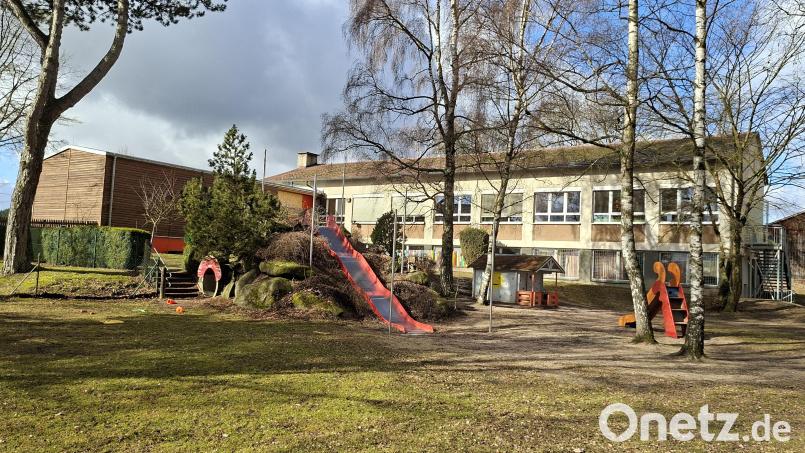 Mit einem Grundsatzbeschluss entschieden sich die Marktgemeinderäte für eine Zukunft der Kinderbetreuung des Marktes Plößberg in Beidl. Für den Johanniter-Kindergarten "Regenbogen" sprachen unter anderem große Räumlichkeiten in der ehemaligen Schule und ein großer Außenbereich mit natürlichem Baumschatten. Bild: prh