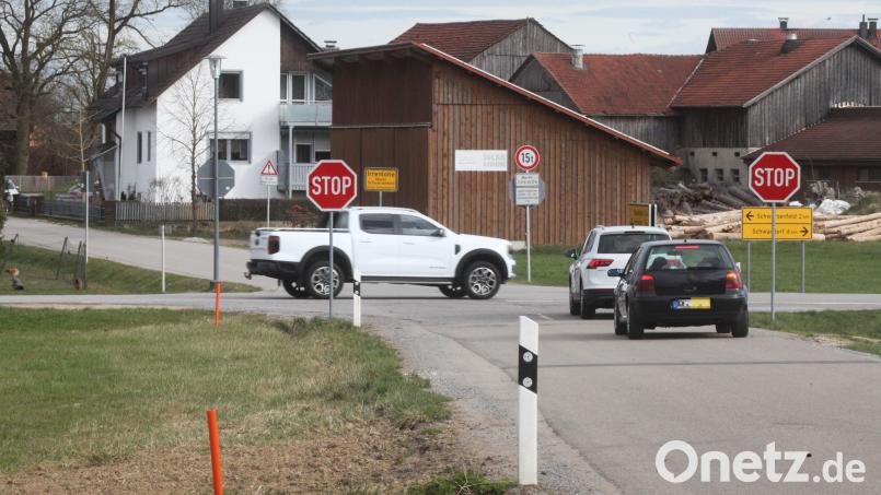 Die Kreuzung der Kreisstraße SAD 3 mit dem Kapellenweg bei Irrenlohe ist zu einem Unfallschwerpunkt geworden. Der Landkreis investiert in diesem Jahr 350.000 Euro in den Umbau. Bild: Hirsch