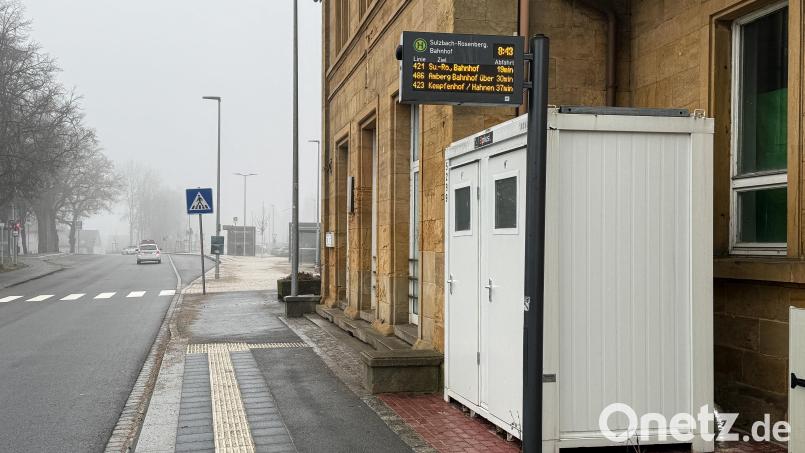 Der Bahnhof im Morgennebel: Direkt auf Höhe der Bushaltestelle gibt es jetzt zwei öffentliche Toiletten. Der Bauzaun um den weißen Container wurde abgebaut, das WC ist nun frei zugänglich – außer nachts und am Wochenende. Bild: Stephan Huber