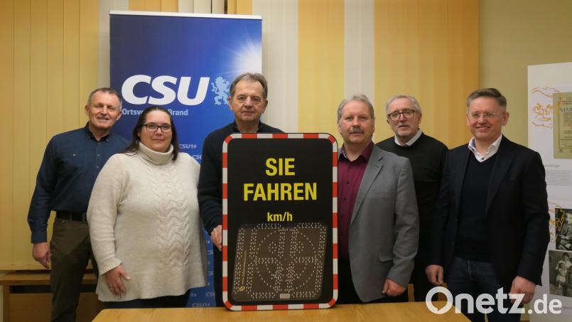 Das Bild zeigt v. l. n. r.: die Vorstandschaftsmitglieder Armin Schmelzer u. Daniela Bayer, Ortsvorsitzenden Wolfgang Doleschal, Bürgermeister Bernhard Schindler, 2. Bürgermeister und stellv. Ortsvorsitzenden Christian Drehobel sowie Vorstandschaftsmitglied, Landtagsvizepräsident Tobias Reiß bei der Übergabe der neuen Geschwindigkeitsanzeigentafel an die Gemeinde. Bild: Wolfgang Doleschal