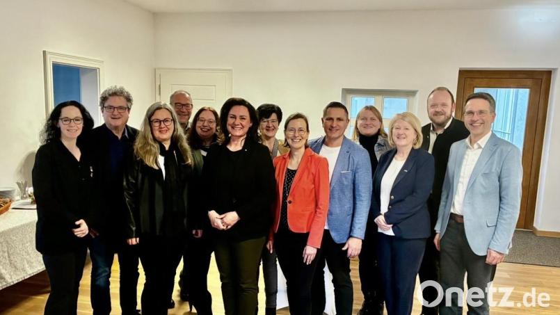 Ute Eiling-Hütig (Sechste von links.), Präsidentin des Bayerischen Volkshochschulverbandes, und Landrat Andreas Meier (Zweiter von rechts) mit weiteren Repräsentanten aus dem Volkshochschulbereich den umliegenden Kommunen Bild: Angelika Denk