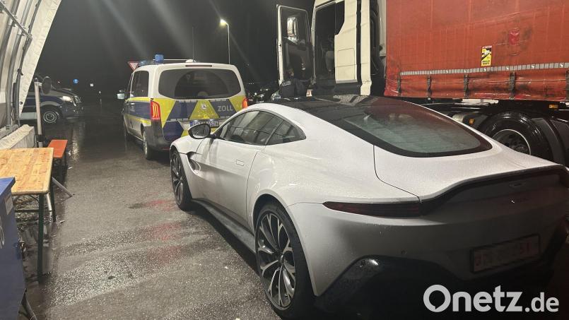 Weil der Fahrer seinen Aston Martin nicht für die Einfuhr in die EU angemeldet hatte, musste er den Wagen abgeben, bis er die Zollgebühren in Höhe von 23.000 Euro bezahlen konnte. Bild: -/Hauptzollamt Ulm/CCBY/dpa