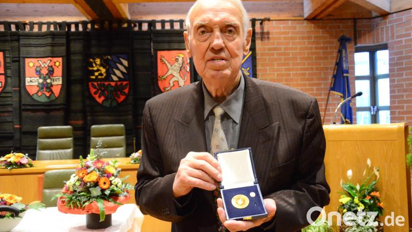 Helmut Ruhland setzt sich seit vielen Jahren für die Menschen in Weiden ein. Dafür erhielt er nun die Goldene Bürgermedaille. Bild: Kunz